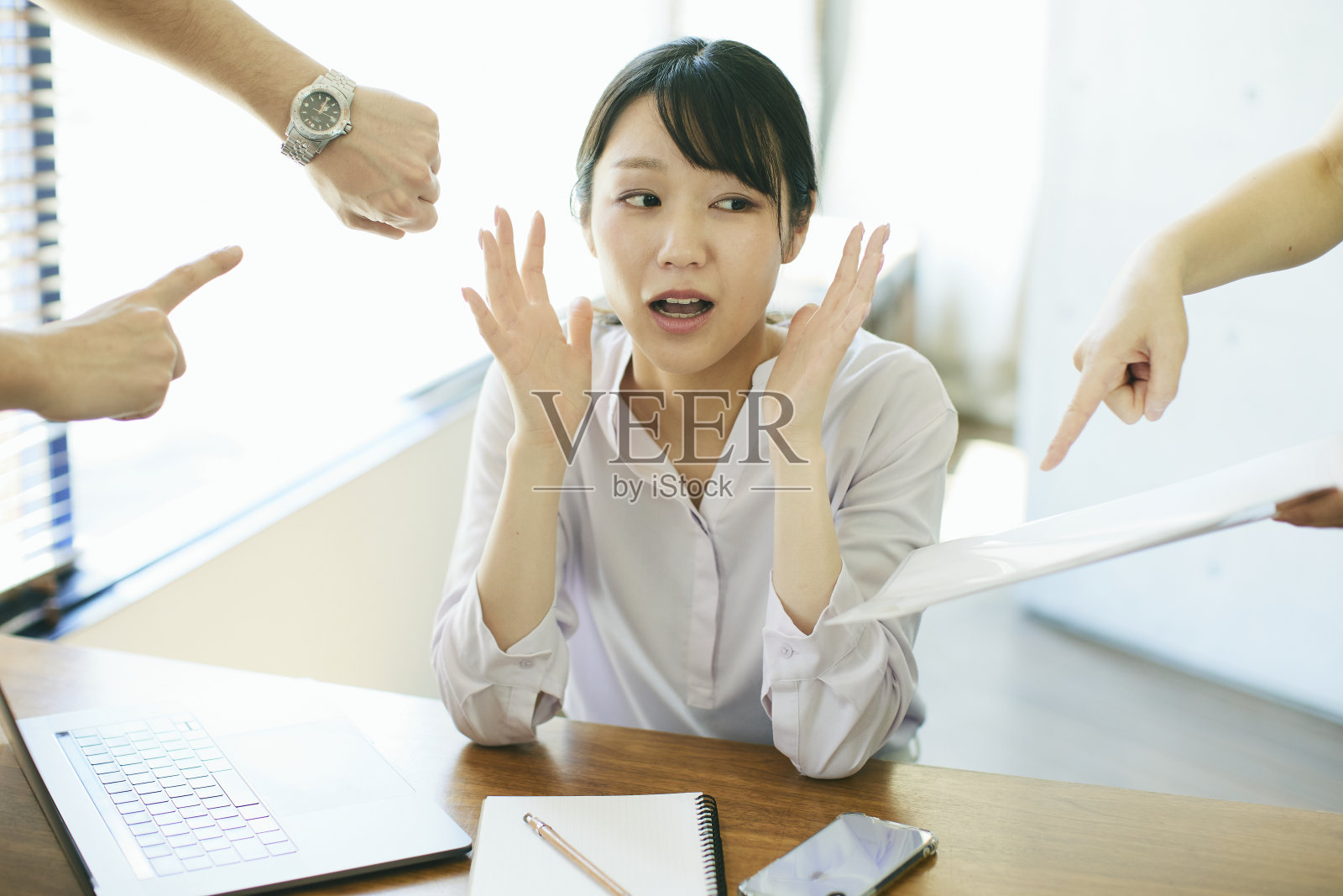 一个年轻的女人在工作中犯了错误，生气了。照片摄影图片