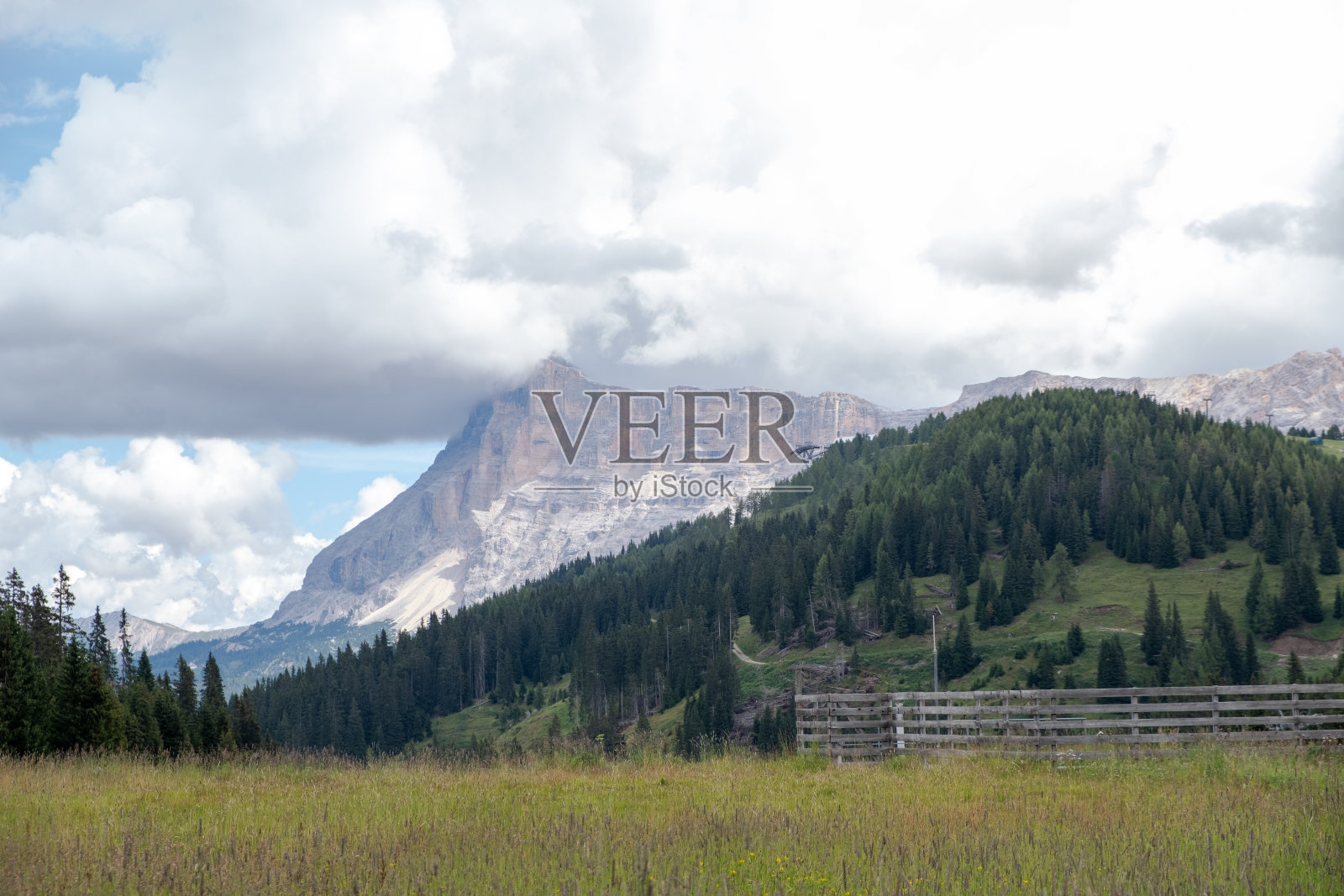 科瓦拉- 8月:从科瓦拉俯瞰白云石山脉萨索·德拉·克罗奇群的美丽全景。意大利照片摄影图片