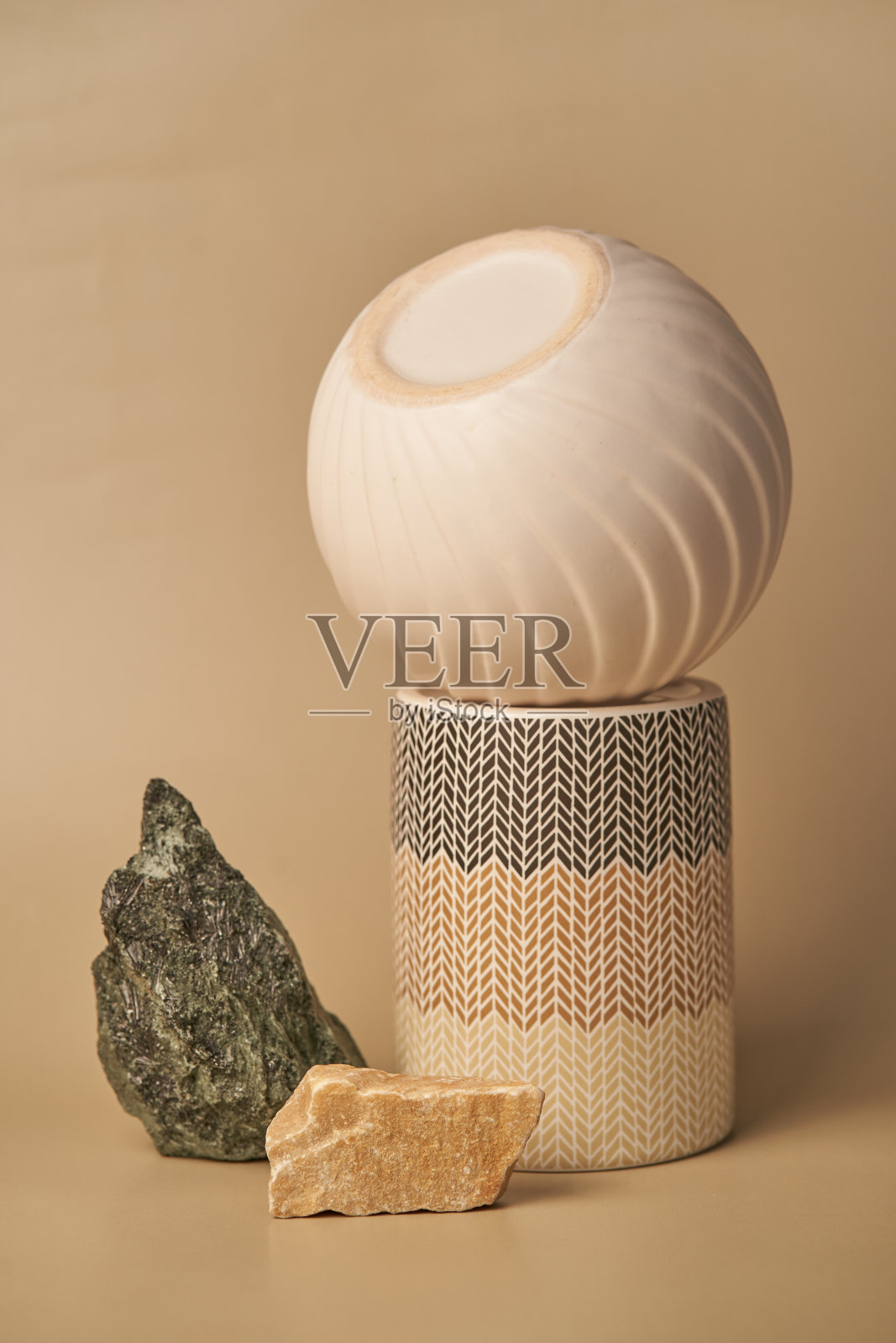 最小的背景，一个模型与平台的产品演示，抽象光背景与天然石头和瓷架。有空间复制。高质量照片照片摄影图片