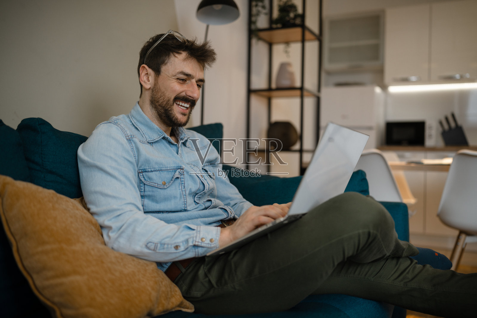 年轻人在家工作照片摄影图片