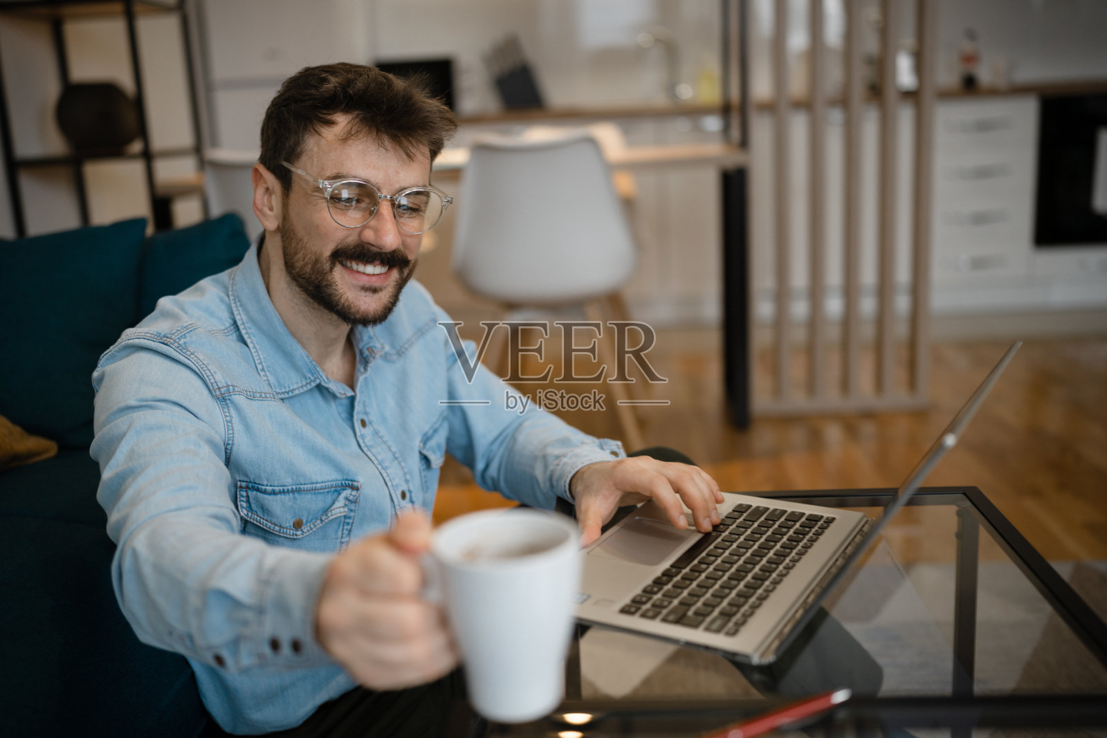 年轻人在家工作照片摄影图片