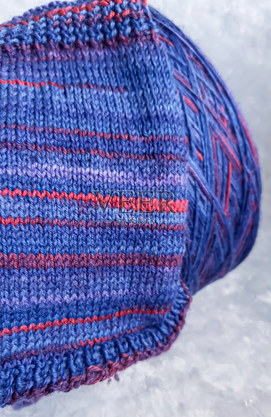 手工编织图案。由多色线和大筒管制成的针织织物。照片摄影图片