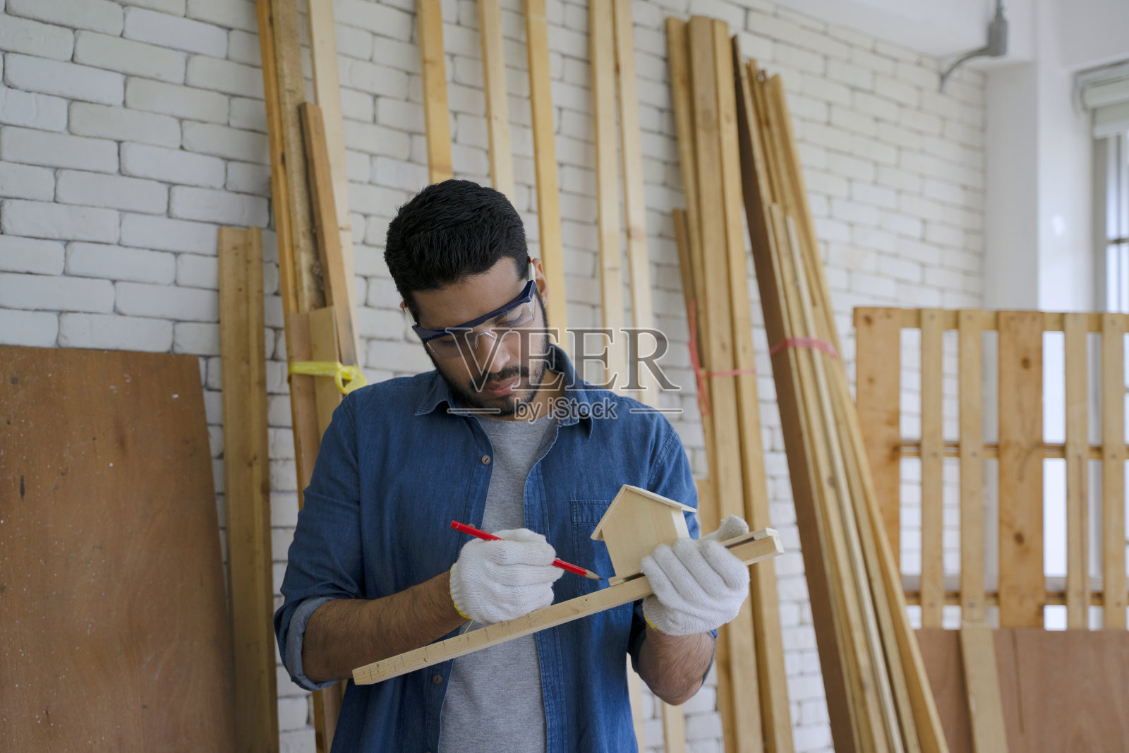 同事们担任木匠工作照片摄影图片