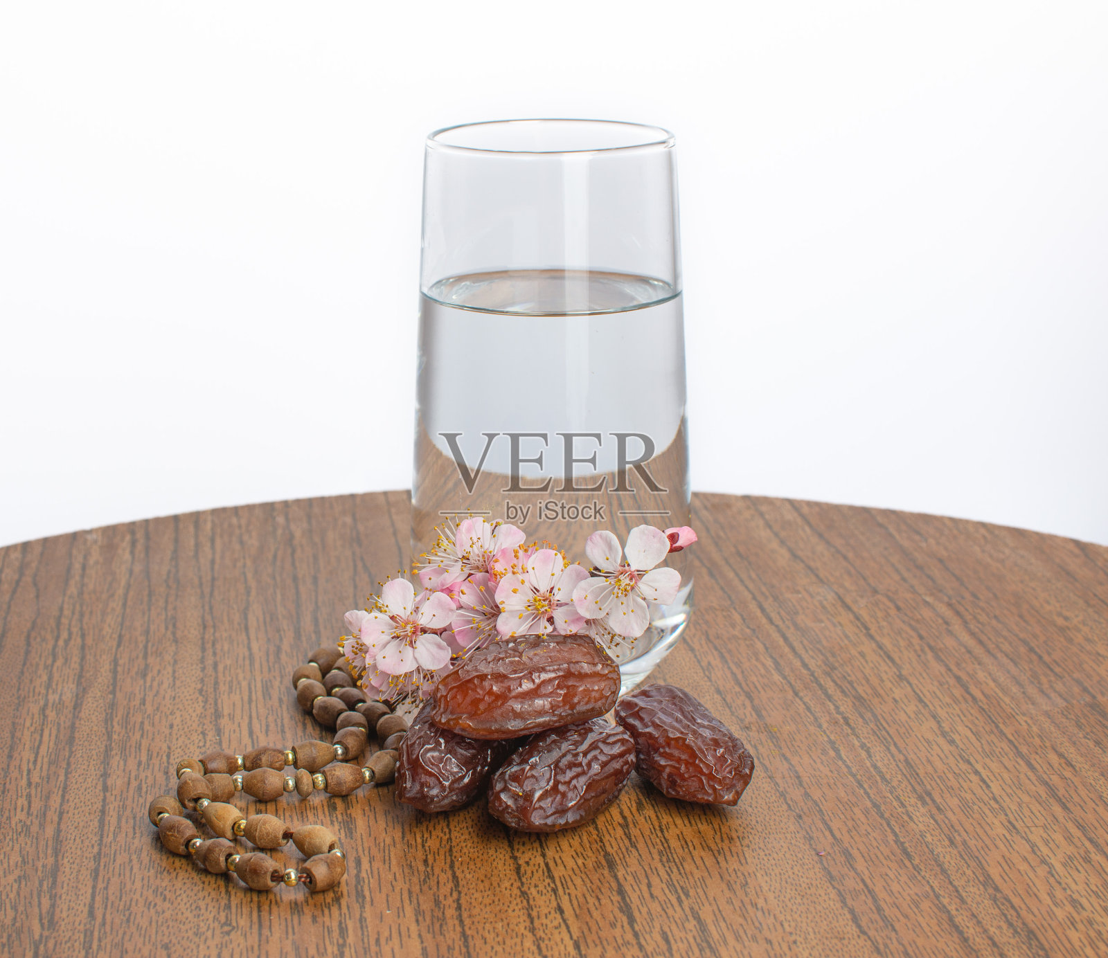 塔斯贝，红枣和一杯水，斋月，开花的树枝照片摄影图片