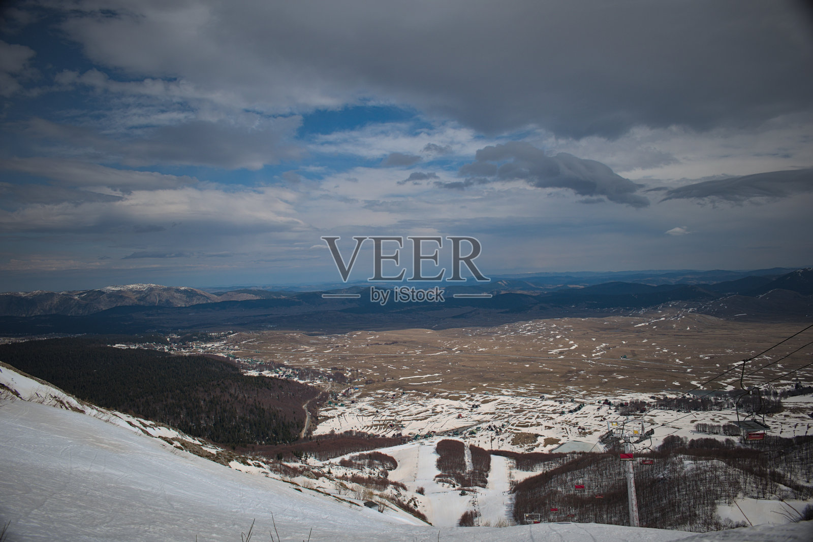 春天的落基山脉滑雪场照片摄影图片