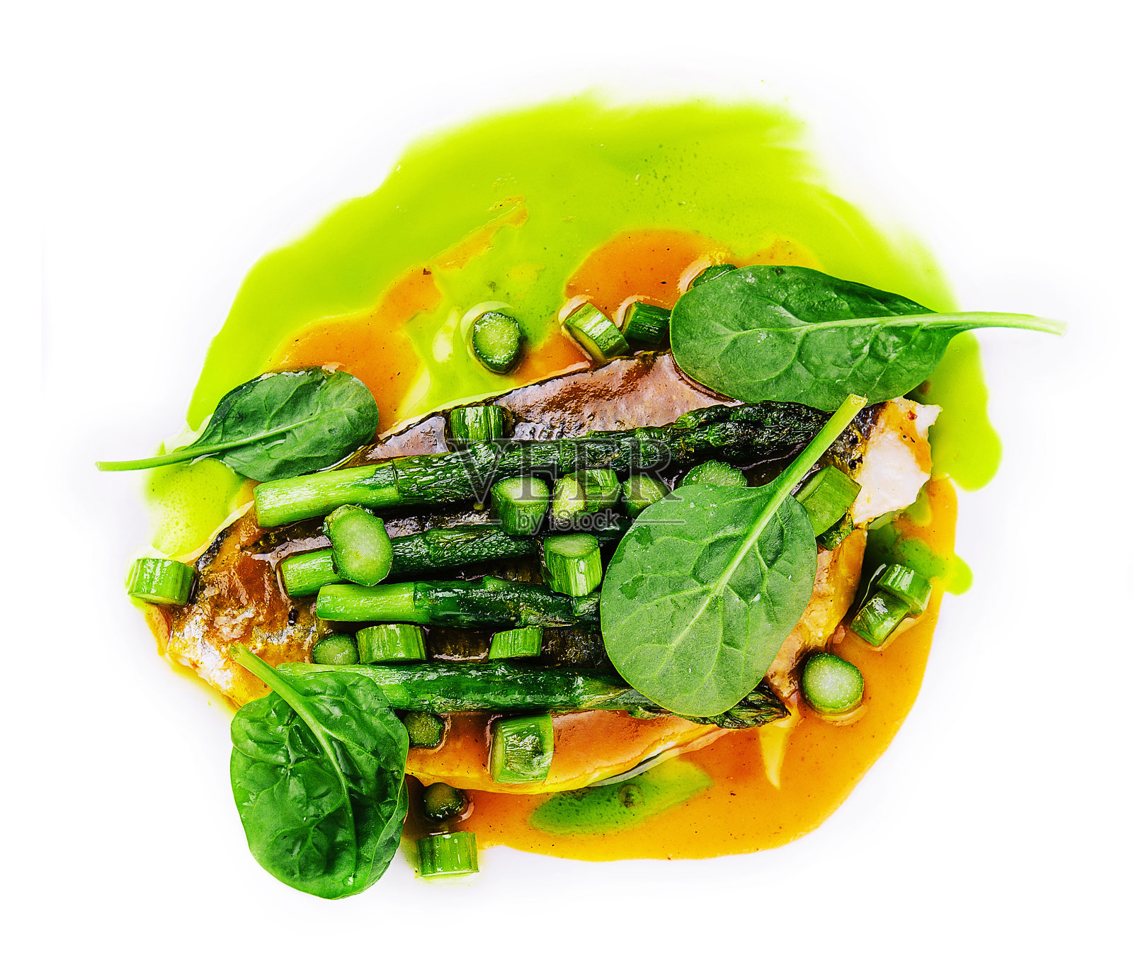 鱼菜-煎鳕鱼片配芦笋和罗勒照片摄影图片