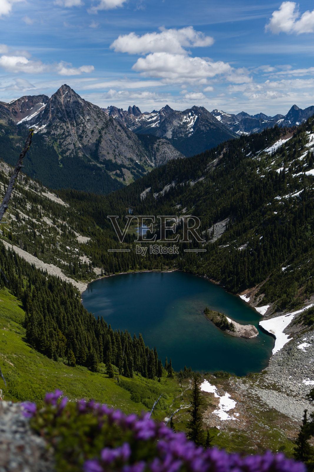 云天山区湖泊的垂直拍摄照片摄影图片