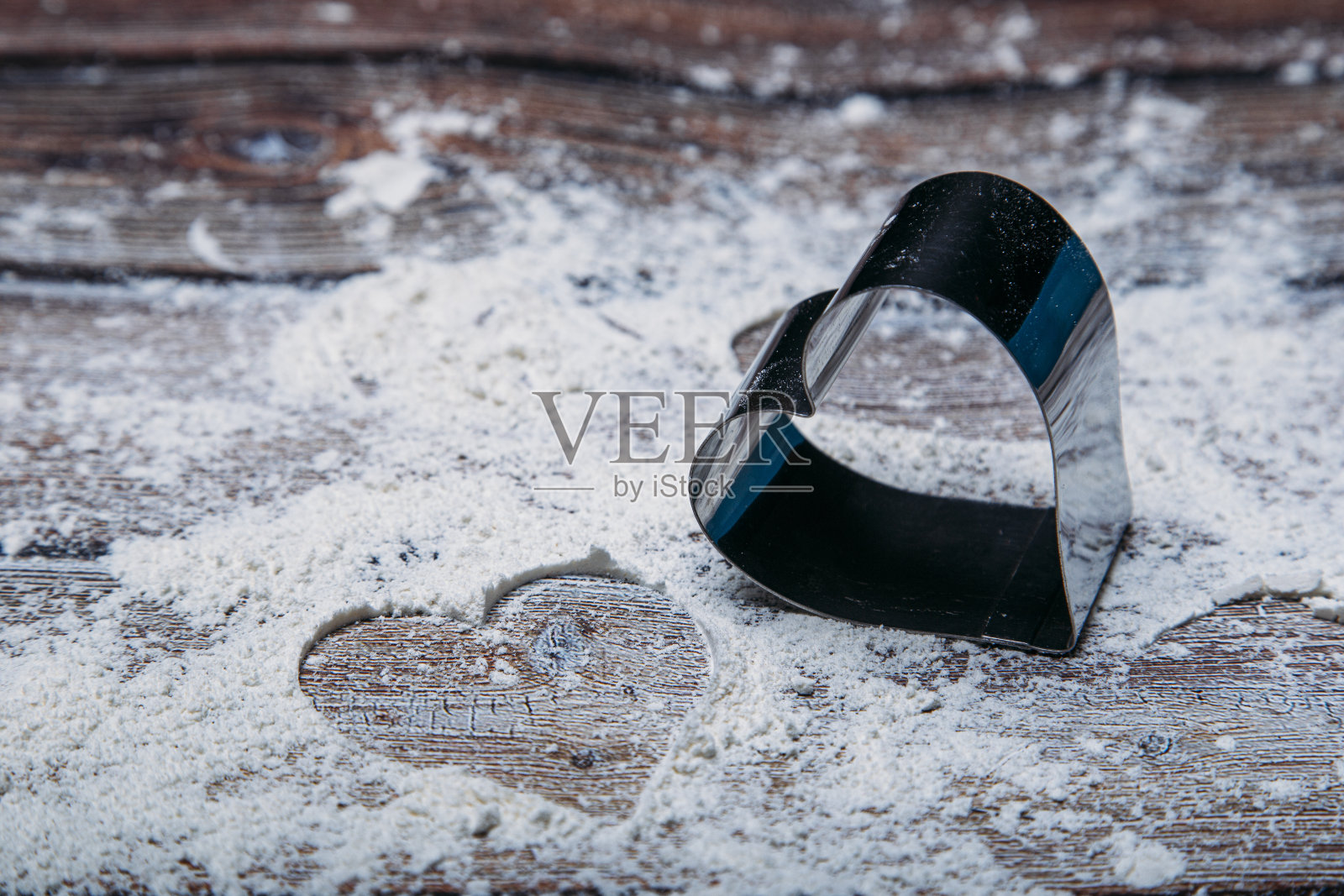 情人节烹饪时的心形烘焙形式的选择性聚焦镜头照片摄影图片