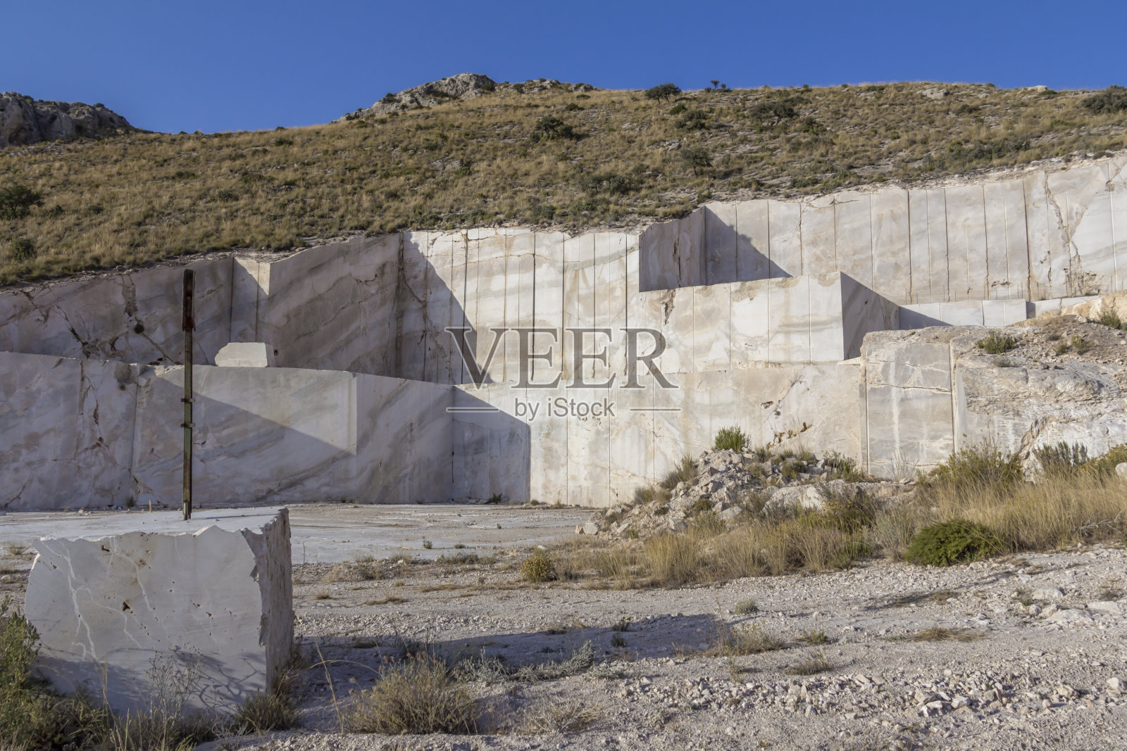 安达卢西亚的大理石采石场和蓝天(西班牙)照片摄影图片