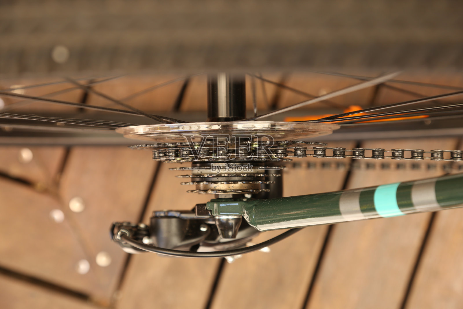 选择性聚焦镜头的链条，辐条和自行车的后轮照片摄影图片