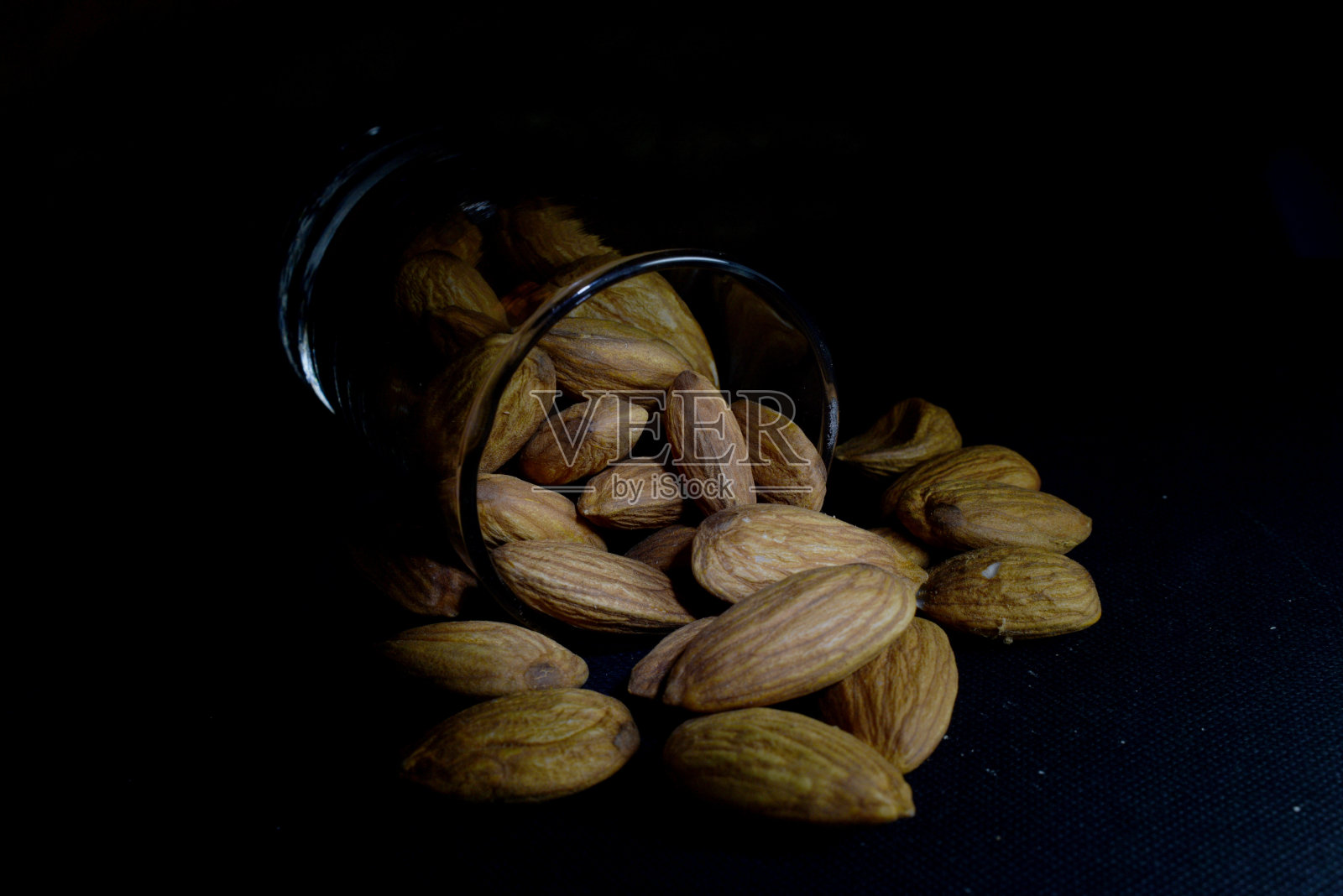 一小杯杏仁照片摄影图片