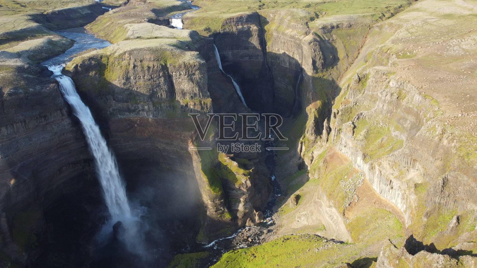 在一个阳光明媚的日子里，无人机在冰岛福萨河的海弗斯瀑布上空拍摄照片摄影图片