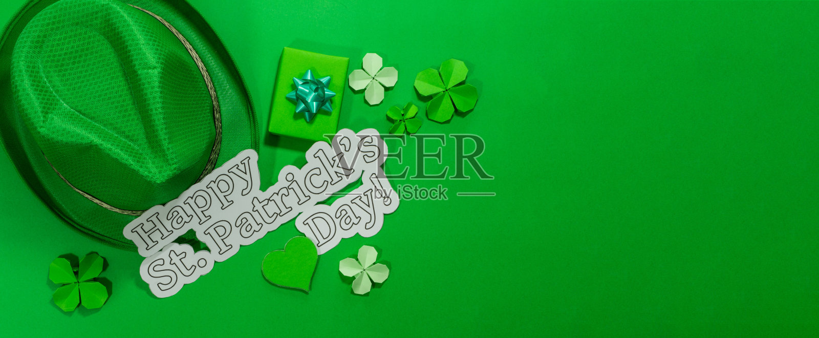 圣帕特里克节的横幅，帽子，礼物，爱心和纸三叶草照片摄影图片