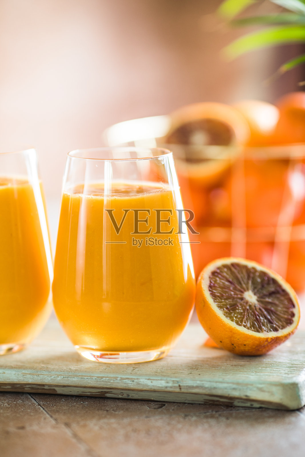 两杯芒果奶或克萨奶。印度健康的阿育吠陀芒果冷饮。由酸奶、水、香料、水果和冰制成。照片摄影图片