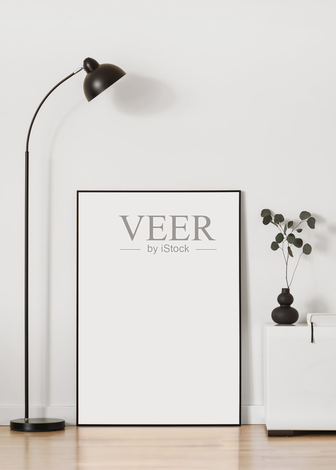 室内设计中的艺术品模型。墙上的空白画框。垂直方向照片摄影图片