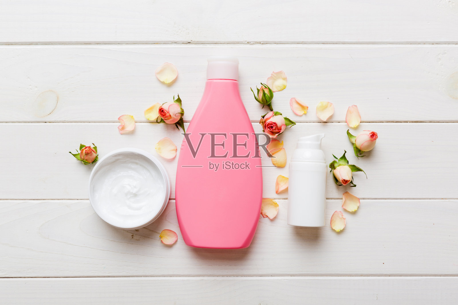 花式的玫瑰花奶油保健瓶。天然有机温泉化妆品概念。模型，模板，顶视图照片摄影图片