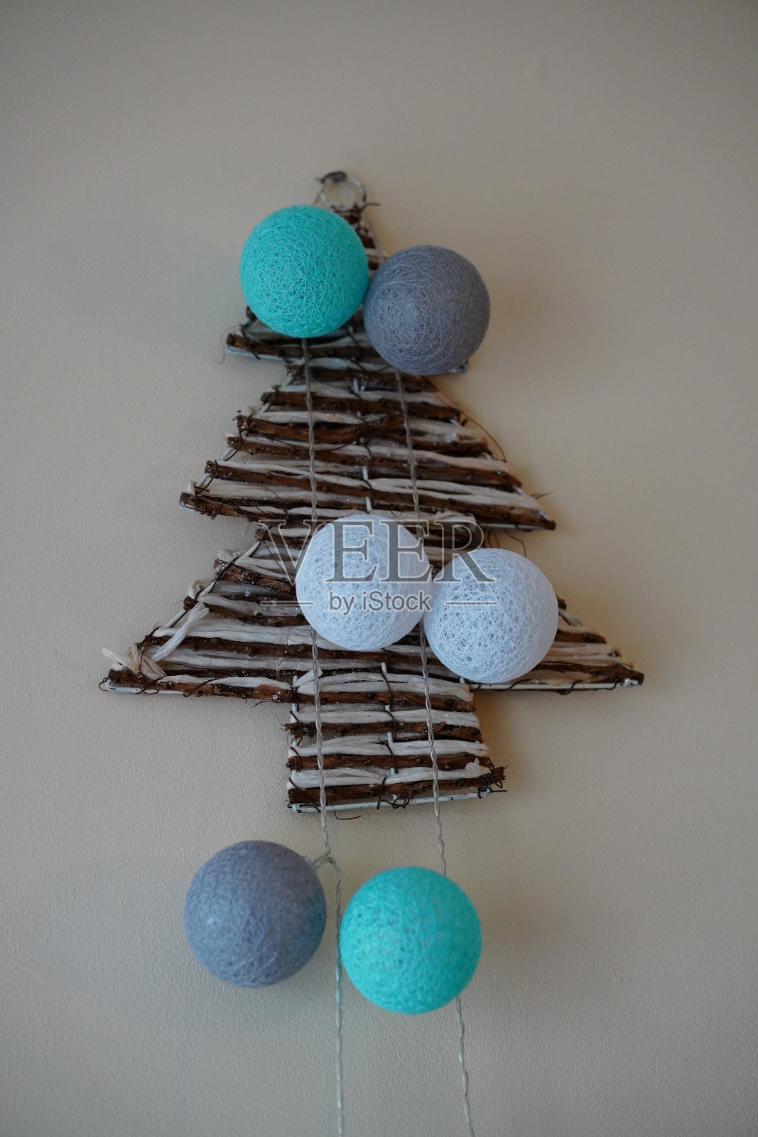 一个带有彩色灯泡的小木制圣诞树的特写镜头照片摄影图片