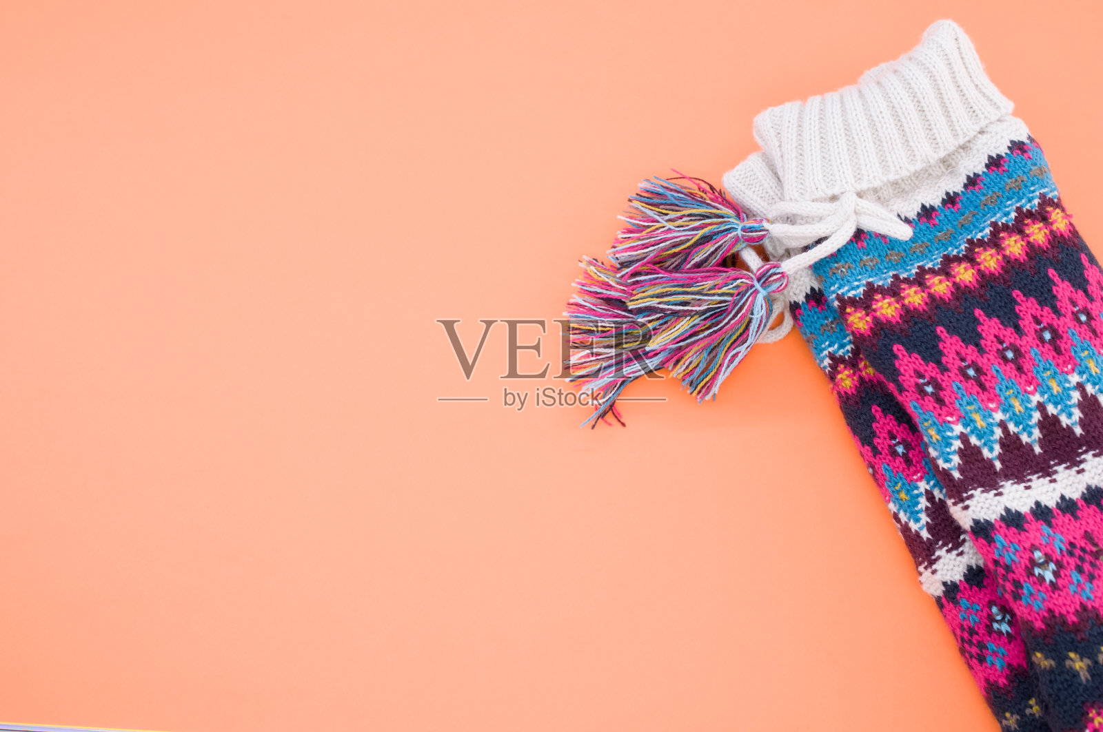 特写镜头的彩色针织袜子在奥蓝的背景照片摄影图片