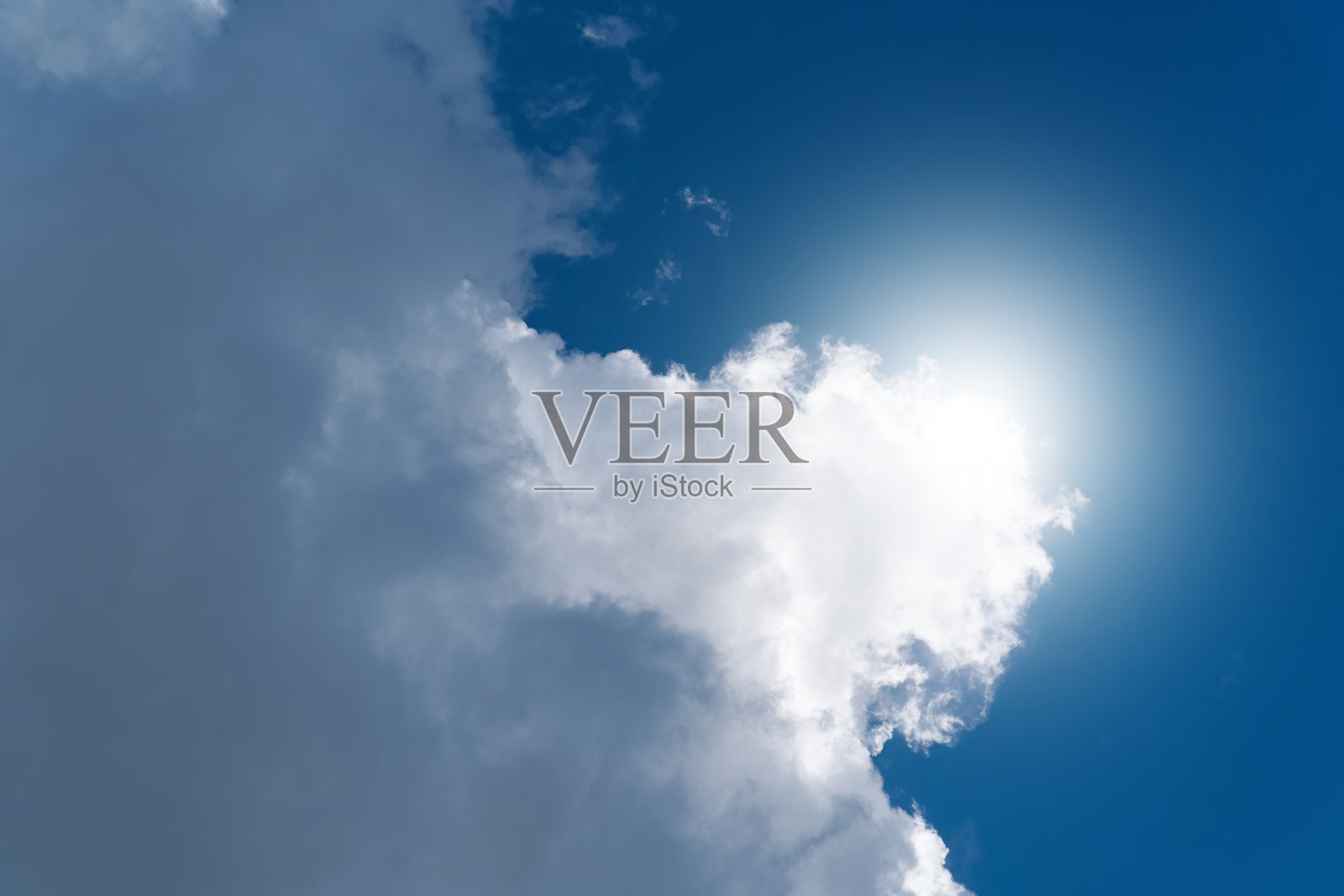 背景是太阳和云照片摄影图片