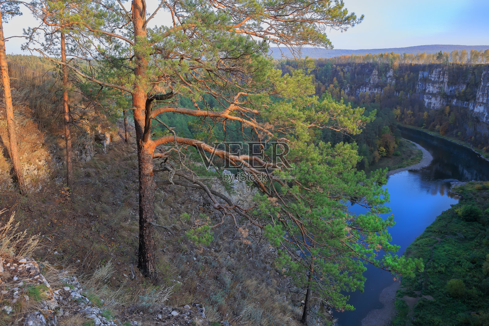 高高的岩石河岸在秋天的森林照片摄影图片