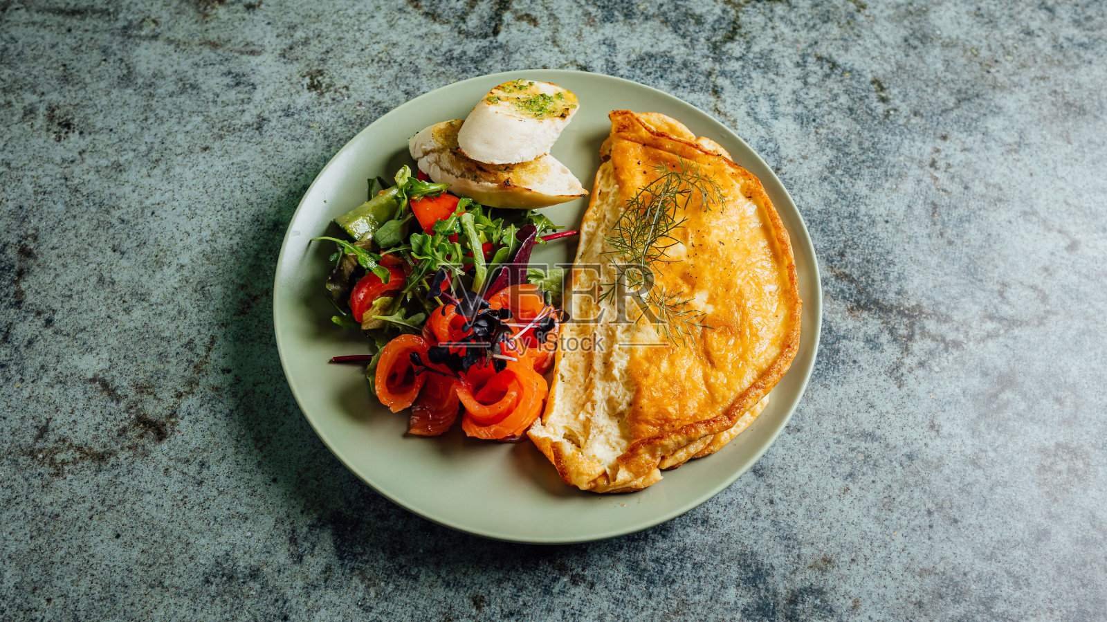 特写镜头的盘子与煎蛋卷和蔬菜的健康早餐照片摄影图片