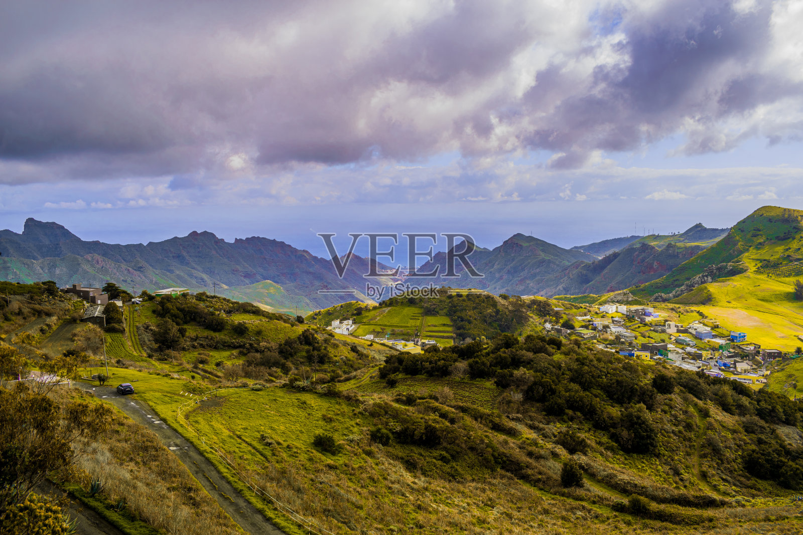 多云天空下美丽的山川和草地景观照片摄影图片