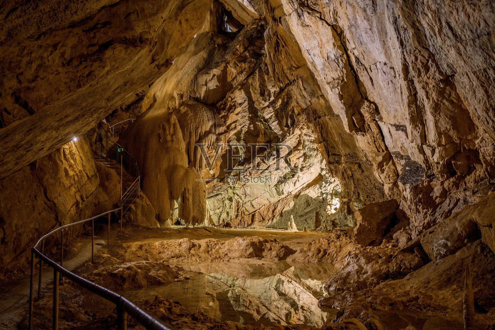 一个古老的岩石洞穴的内部照片摄影图片