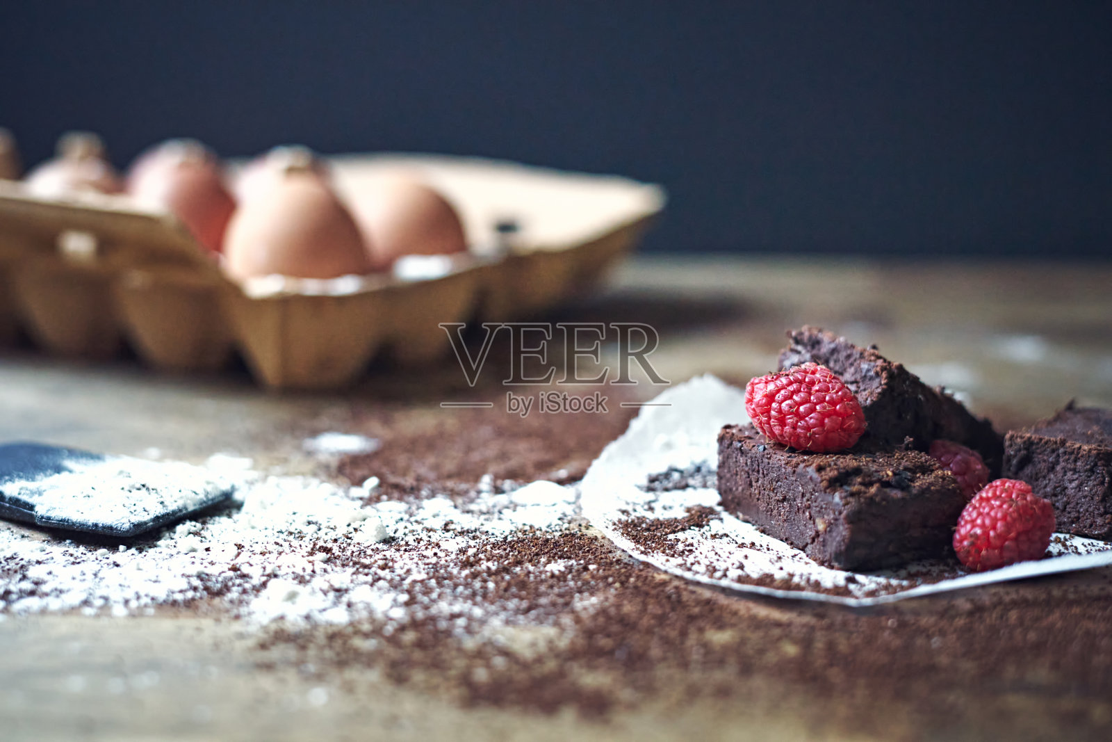 鸡蛋和自制的覆盆子巧克力布朗尼甜点的选择性焦点镜头照片摄影图片