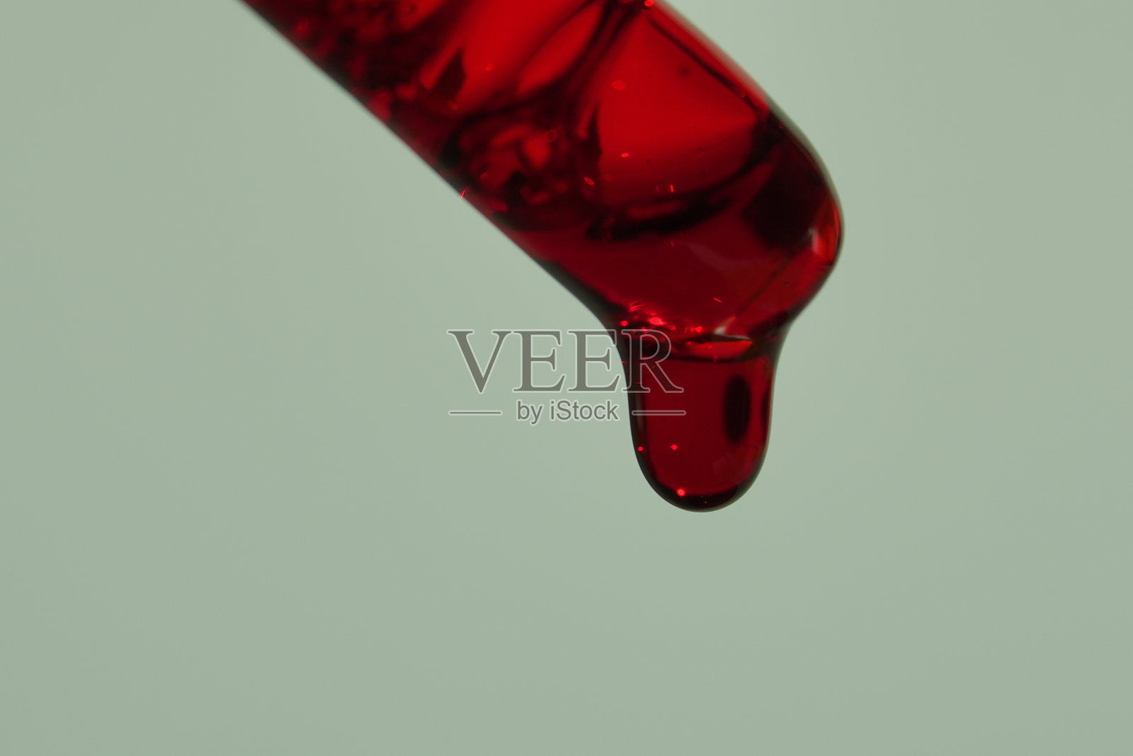 在化学实验室中提取被测产品和红色溶液的实验室试验、设备和玻璃器皿。有空间复制。高质量照片照片摄影图片