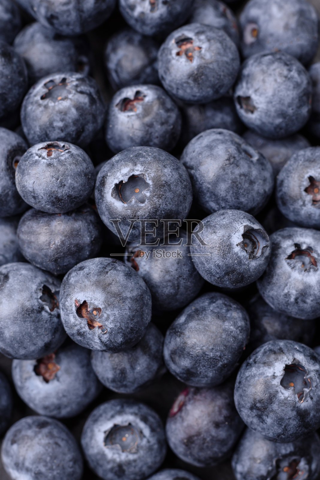 美味的新鲜蓝莓在质地的黑色混凝土背景上照片摄影图片