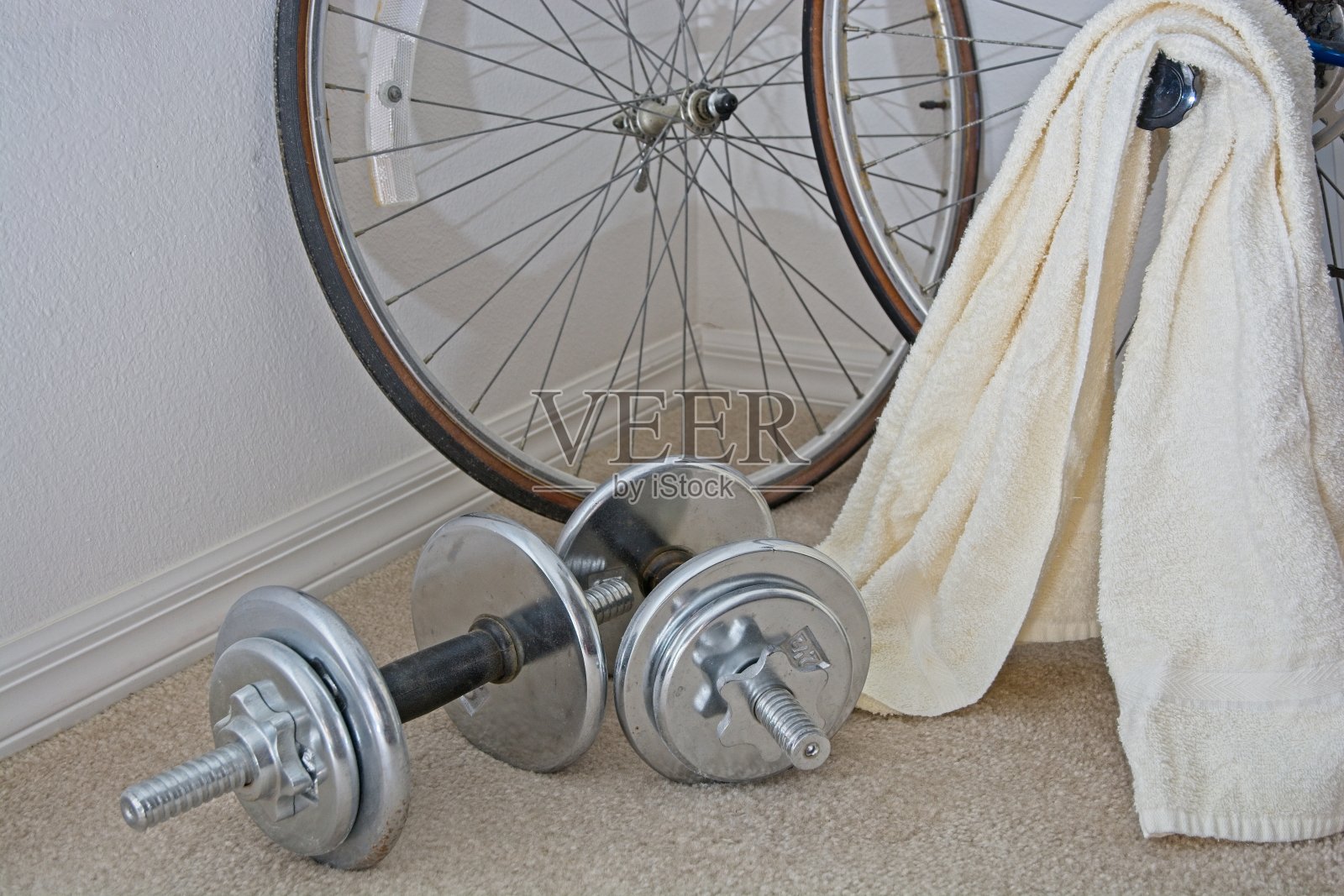 卧室角落里堆满了落满灰尘的哑铃和自行车轮子照片摄影图片