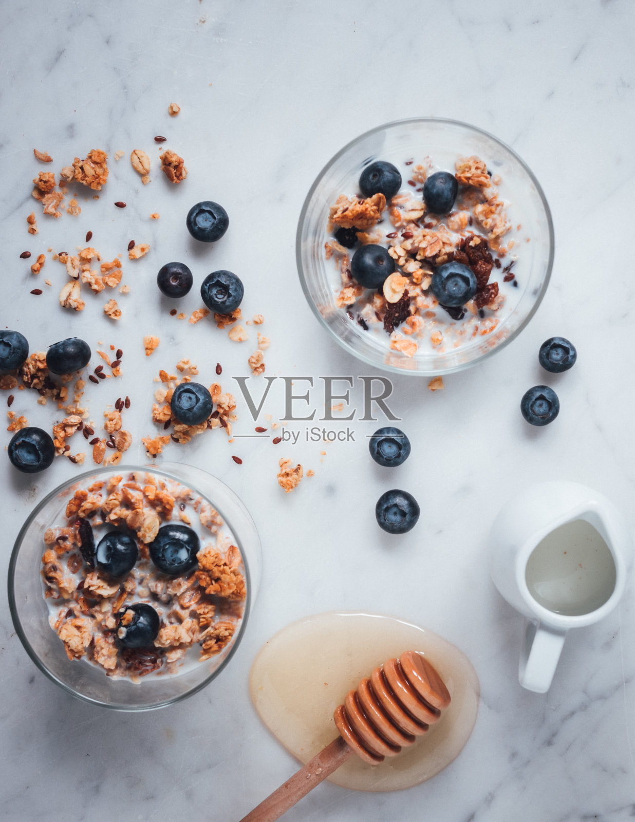 头顶垂直拍摄的天然早餐，麦片，蓝莓，牛奶和蜂蜜照片摄影图片