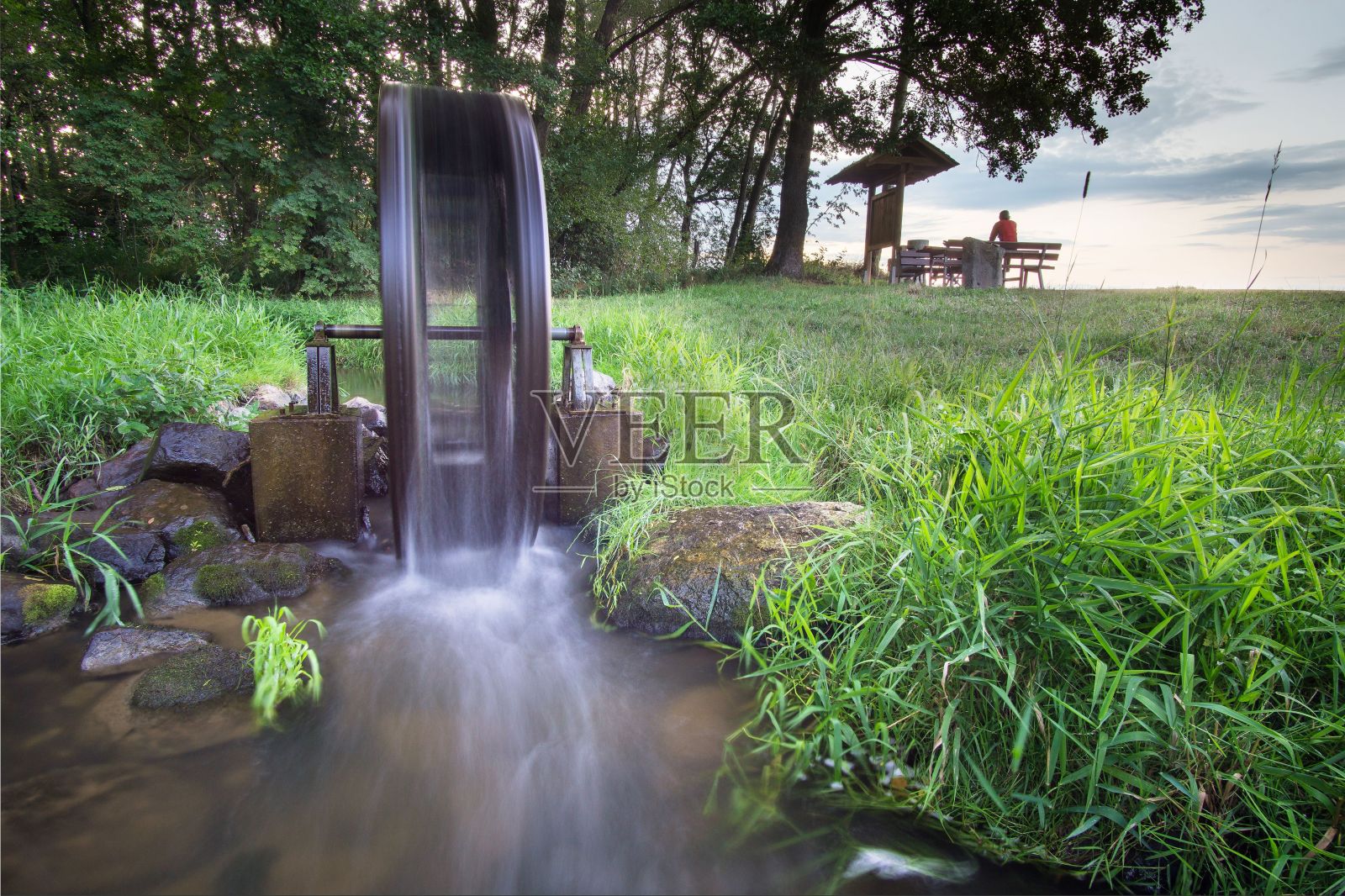 在德国瓦尔达森，一辆水车与一条小溪的长曝光镜头照片摄影图片
