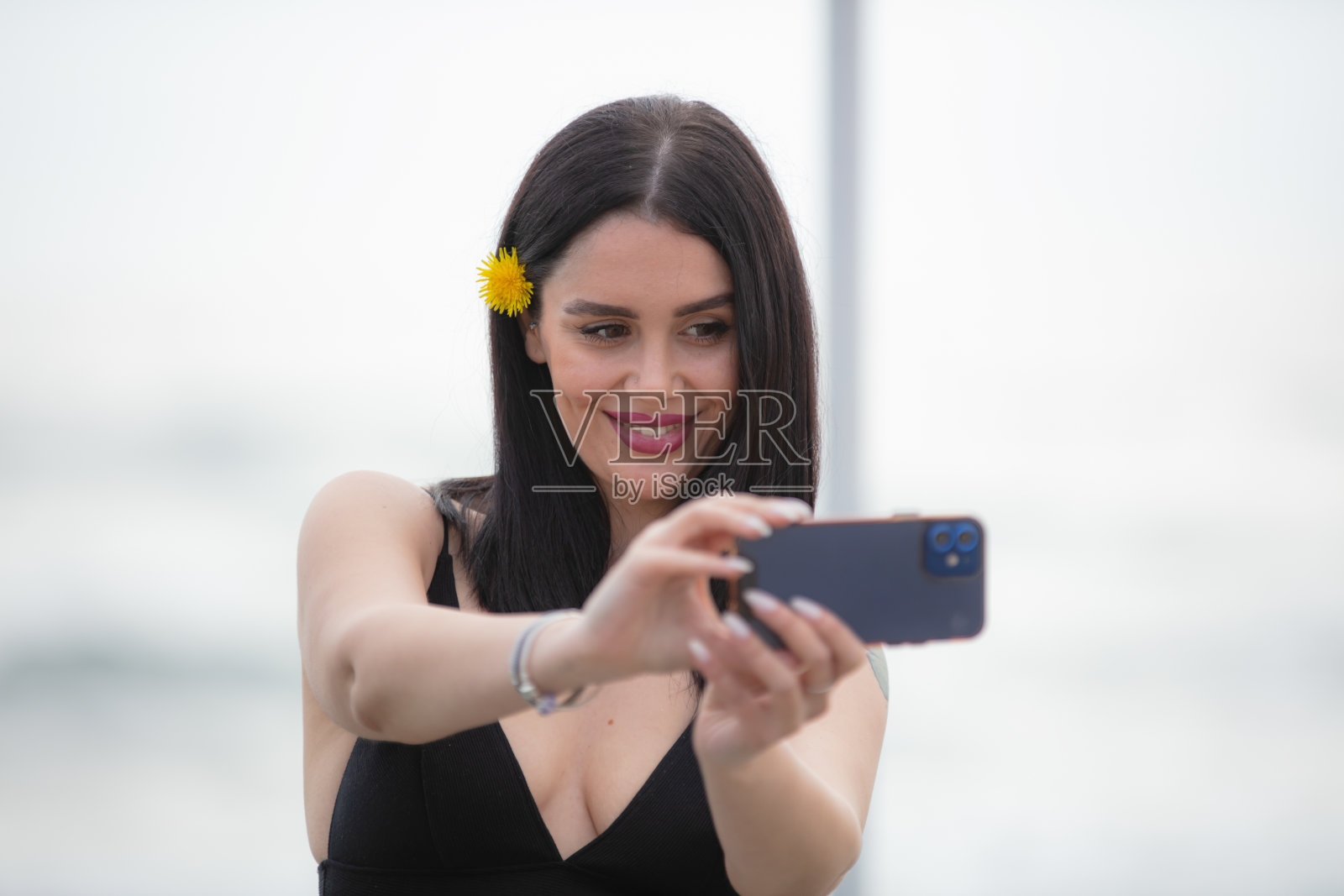 年轻女子在海边自拍。照片摄影图片