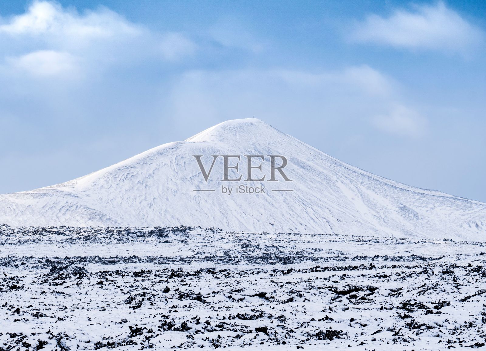 广阔的熔岩田与白色的雪山在冰岛白天的背景照片摄影图片