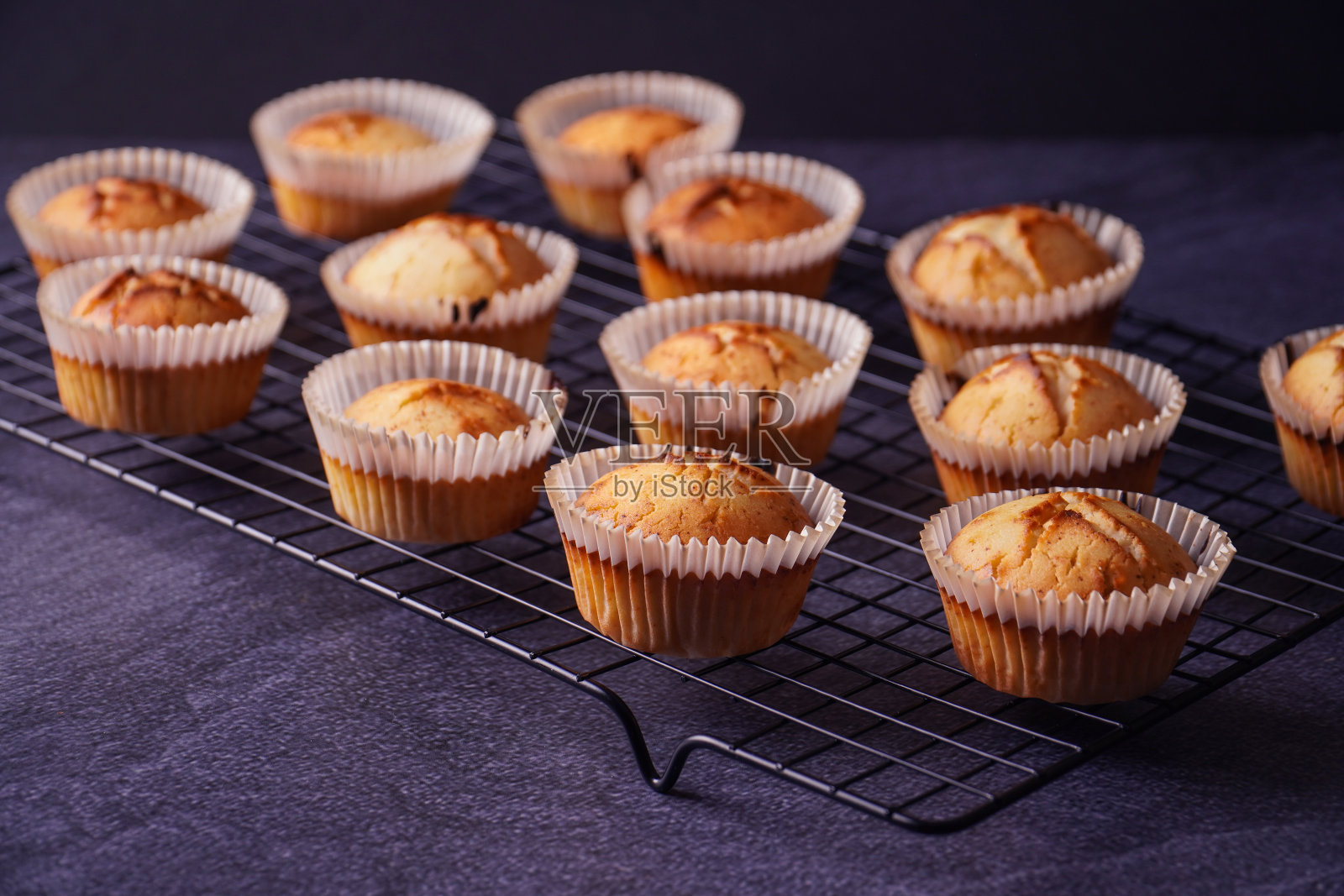 特写镜头烤柠檬松饼放在金属托盘上孤立的黑色背景照片摄影图片