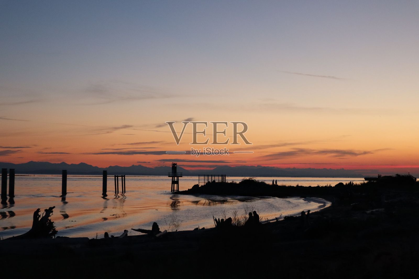 美丽的，戏剧性的日落在湖面上照片摄影图片