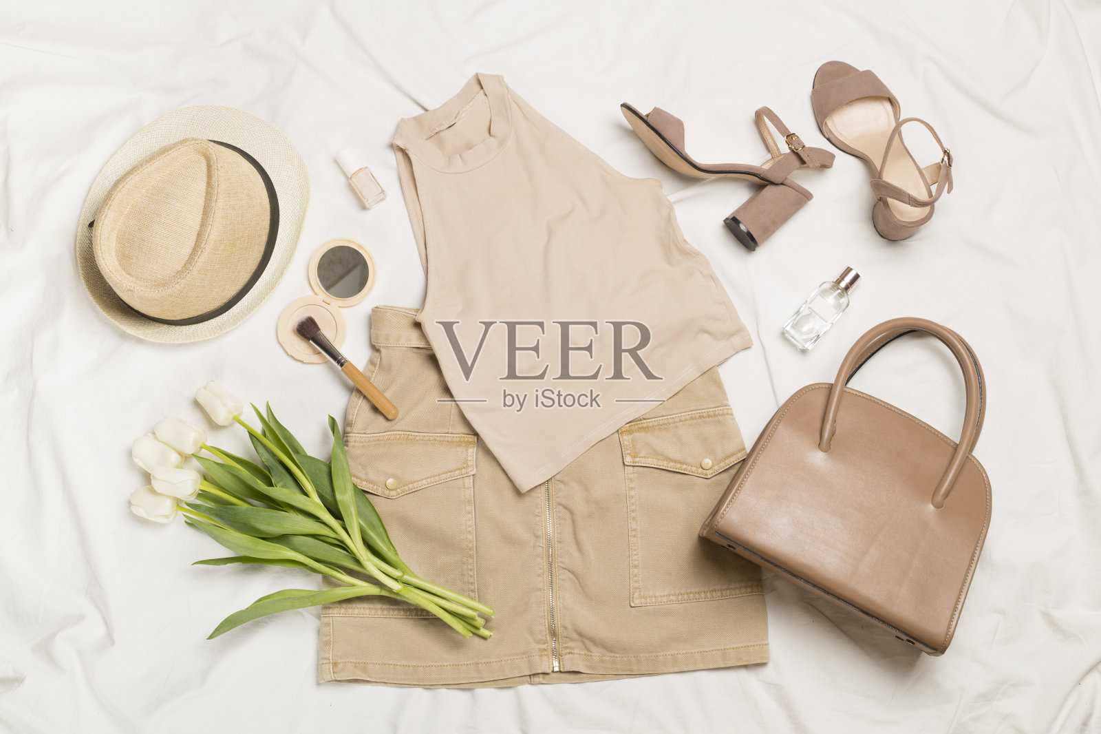 时尚的夏装在白色床单背景，俯视图照片摄影图片