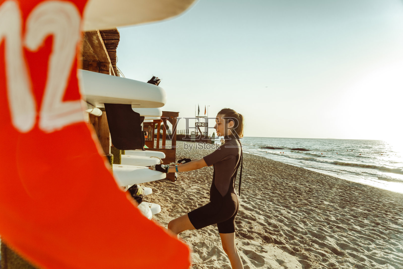 女冲浪者准备风帆设备照片摄影图片