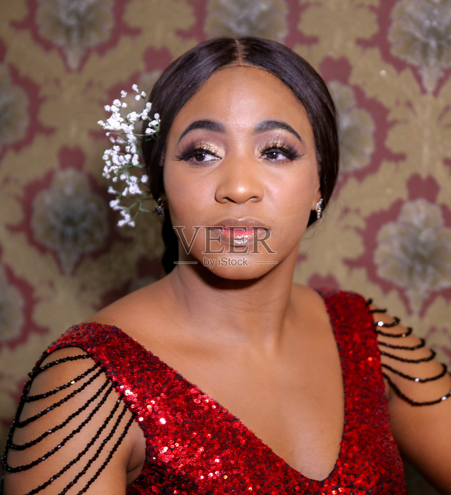 穿红裙子的非洲妇女照片摄影图片