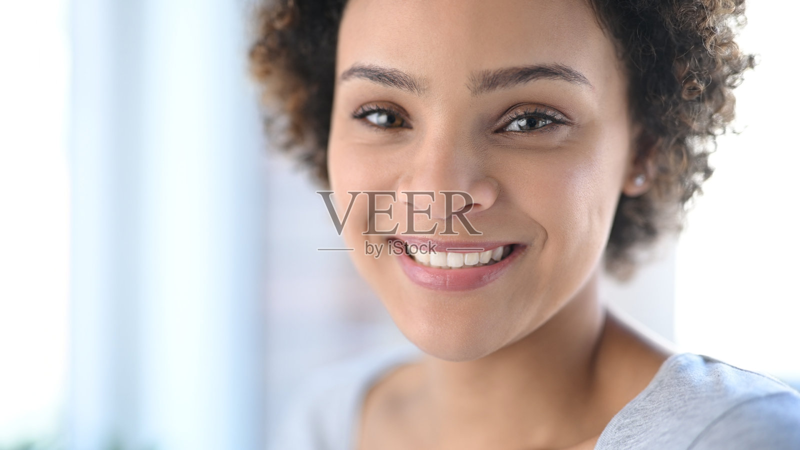 肖像，脸和微笑的妇女在家里积极的心态，自信和化妆。天然美容、护肤化妆品和快乐的南非混血女性或女孩，拥有健康的皮肤照片摄影图片