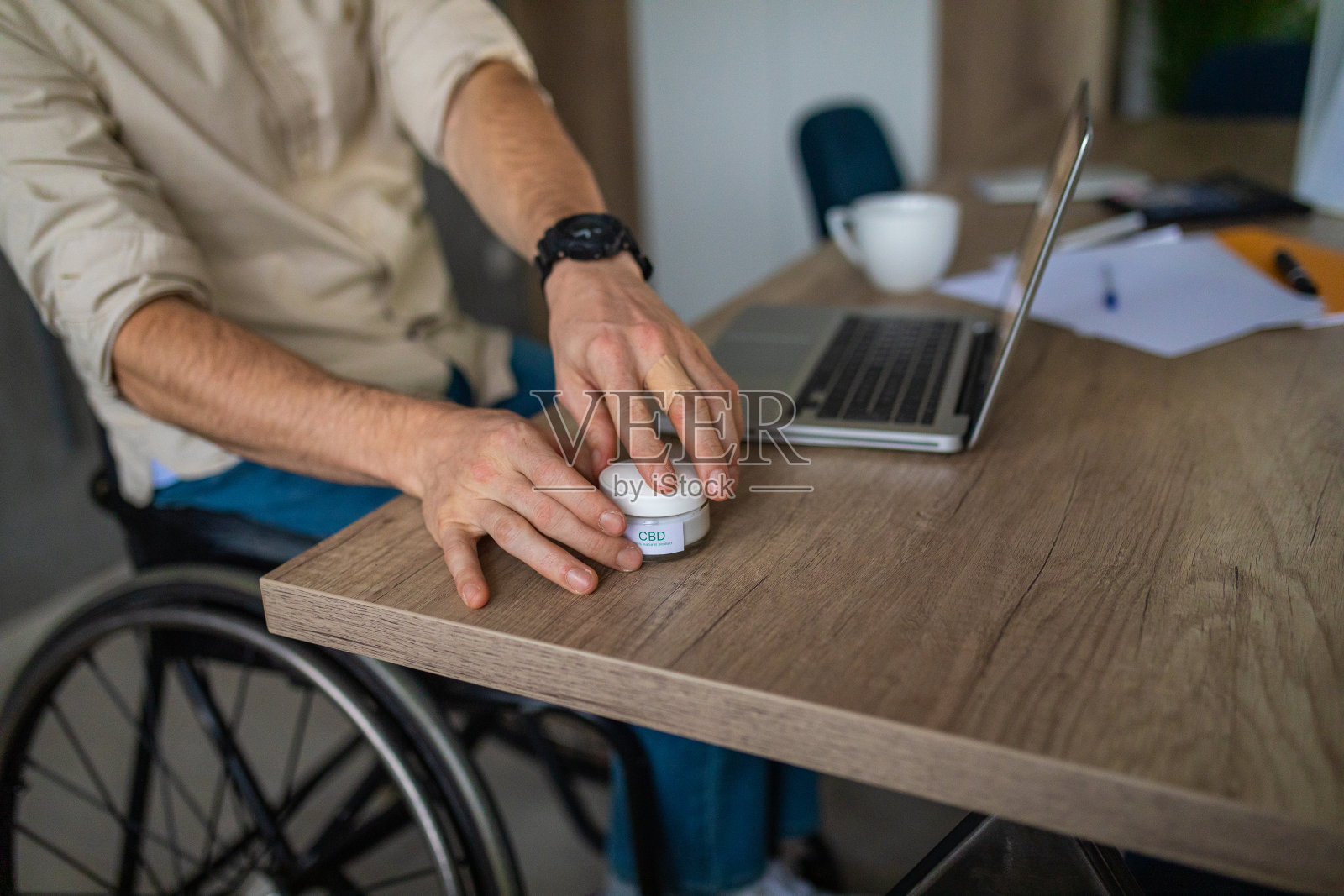 男子打开CBD霜照片摄影图片