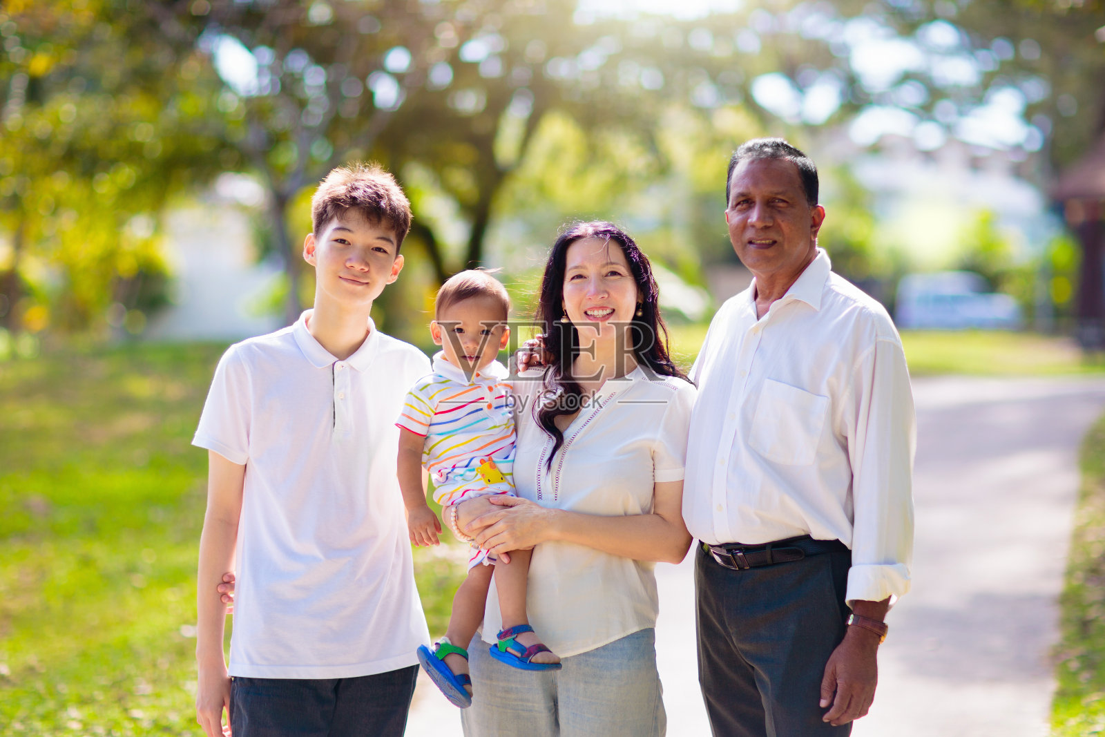 夏日公园里的家人。父母和孩子在户外。照片摄影图片