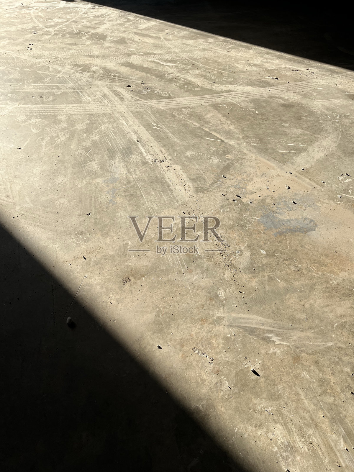 温暖的阳光和阴暗的阴影映照在肮脏的水泥地板上照片摄影图片