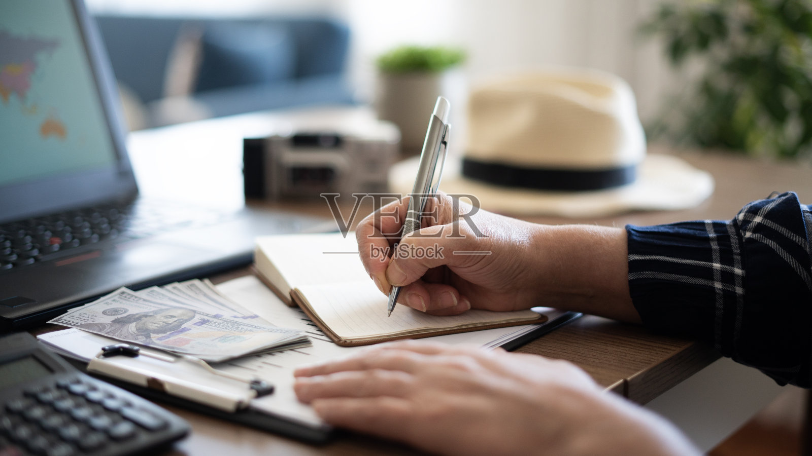 成年女性手工制作度假计划照片摄影图片