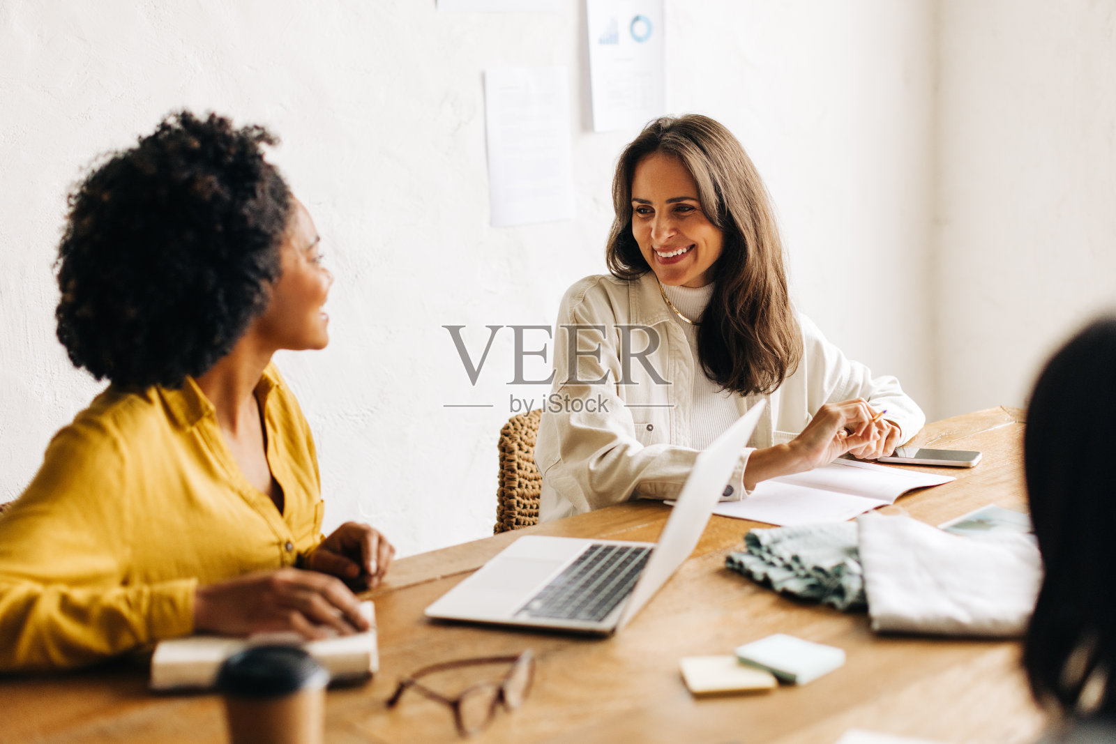 创意商务会议:时装设计中的女性照片摄影图片