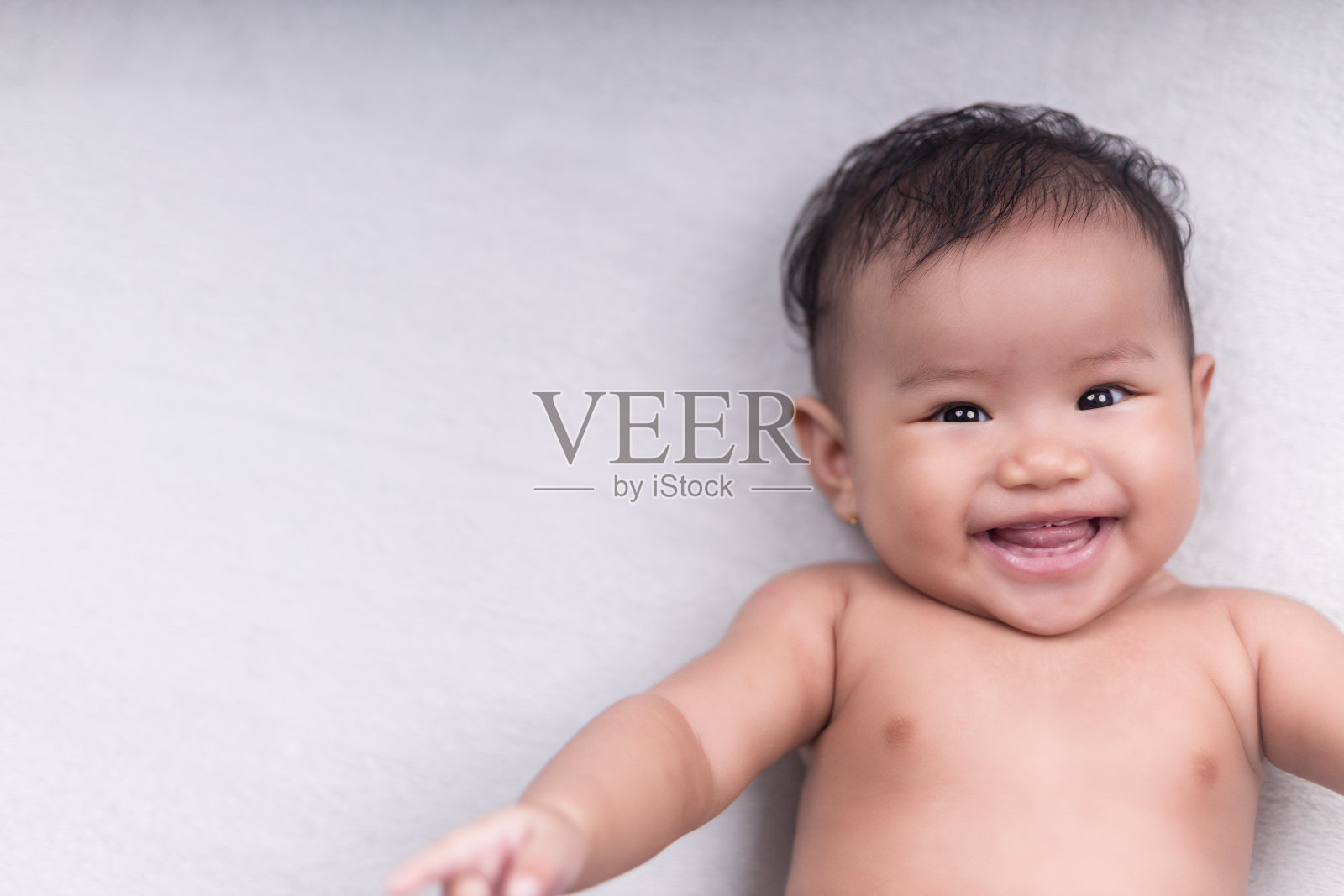 婴儿与白色毯子的美丽肖像照片摄影图片