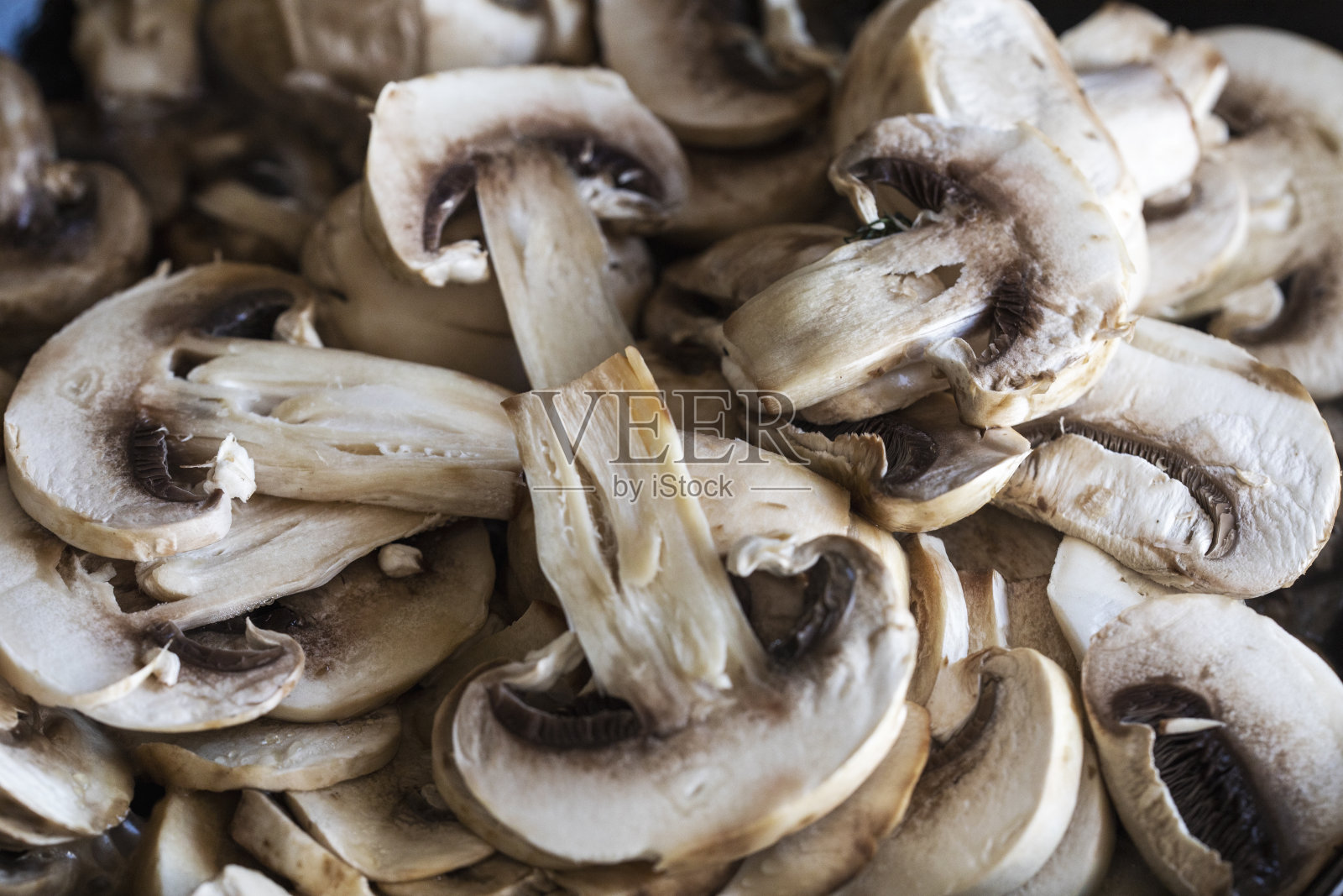 在平底锅里炸粗切的新鲜香槟酒，植物蛋白，素食照片摄影图片