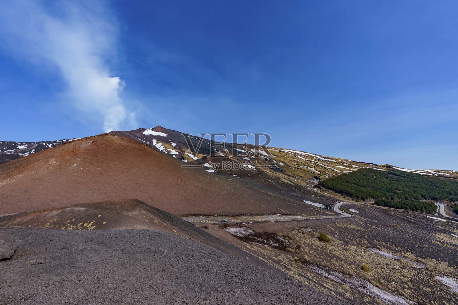 意大利西西里岛的埃特纳火山。火山灰，凝固的熔岩和残留的植被。照片摄影图片