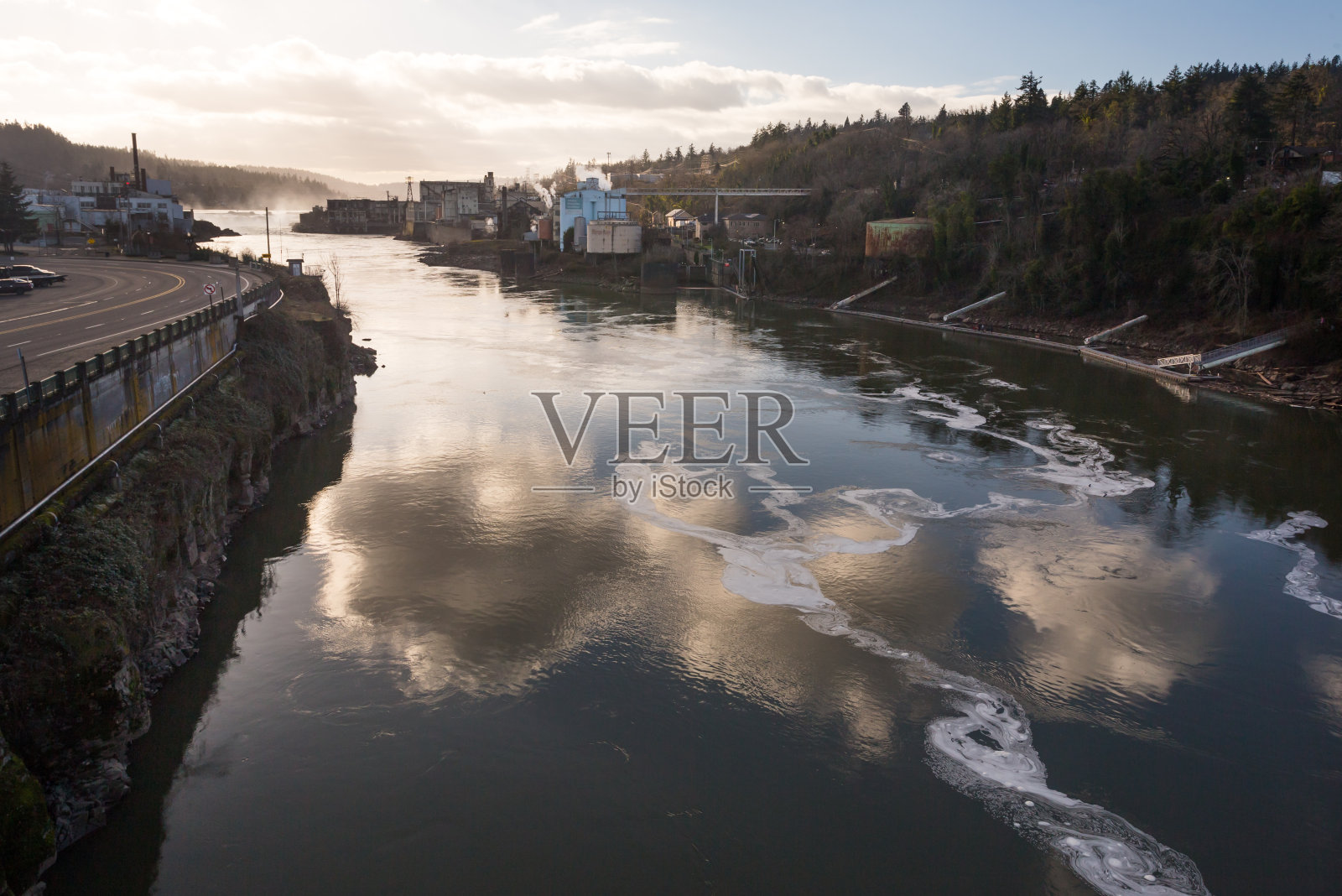 工业废料污染河水照片摄影图片
